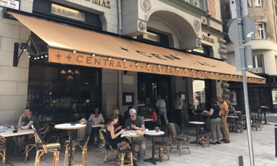 Frequentato da generazioni di poeti, scrittori ed artisti, il Centrál Café, uno dei più famosi bar della città rimase chiuso per tutto il periodo comunista, per poi riaprire nel 1989