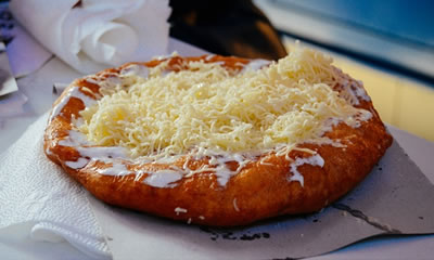 Anche lo street food a Budapest offre numerose delizie, piatti economici ma sostanziosi come gli spiedoni di salsiccia e formaggio e i langos