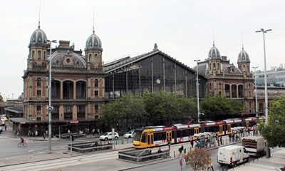 Dalla stazione Nyugati transitano diversi treni internazionali ed è è più vicina al centro della città 
