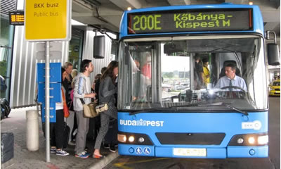 Gli autobus urbani sono molto utilizzati dagli ungheresi per muoversi in città e sono spesso affollati