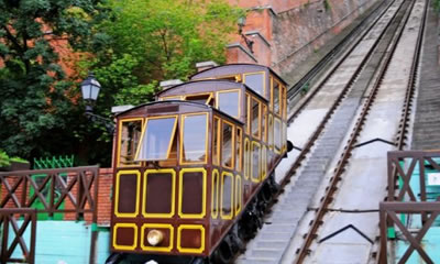 Uno dei mezzi di trasporto più particolari è la funicolare che sale al Castello di Buda, un'attrazione turistica che merita una visita