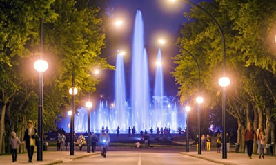 La grande fontana musicale con i suoi 35 metri è una delle più grandi d’Europa, e di notte viene illuminata