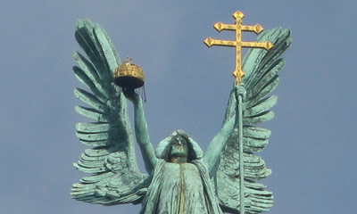 All’apice della colonna centrale è posizionata una statua dell’arcangelo Gabriele