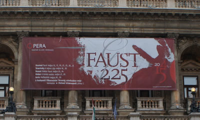 La stagione principale dell'Opera di Budapest va da settembre a metà giugno e comprende circa 50 rappresentazioni