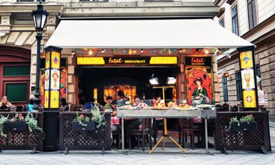 Nel tratto sud di Váci utca si si possono trovare invece più ristoranti e negozi di souvenir