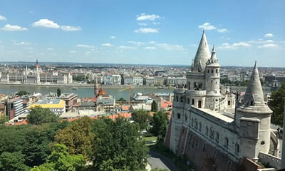 Il Bastione dei Pescatori è una fortezza che sembra elevarsi direttamente sulle acque del fiume Danubio allo scopo di proteggere Budapest