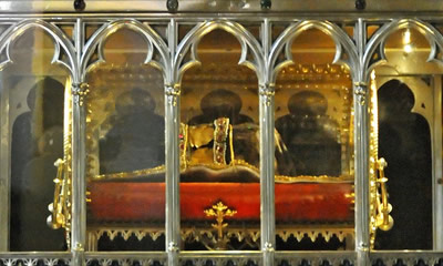 Sul lato destro dell'altare è contenuta la reliquia della mano destra di Santo Stefano, uno dei reperti più venerati in Ungheria