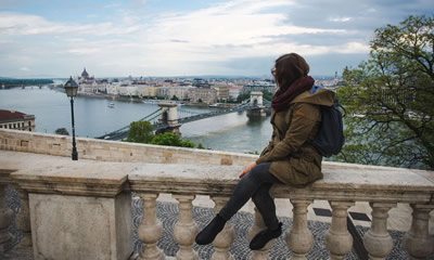 Gruppi nutriti di turisti si fermano sulle mura della Citadel per osservare il panorama sulla città e sul Danubio