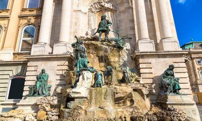 Vicina al Palazzo Reale è posizionata la sontuosa fontana del re Mattia