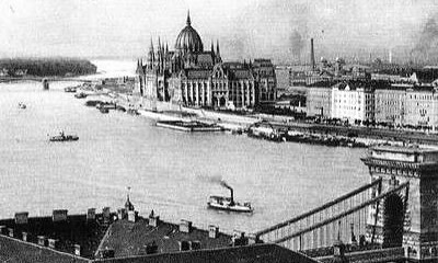 Inaugurato nel 1849, poco dopo la Rivoluzione d'Ungheria, è stato il primo ponte di Budapest sul Danubio