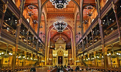 Nella sinagoga è possibile osservare delle architetture tipiche del cristianesimo come la suddivisione in navate