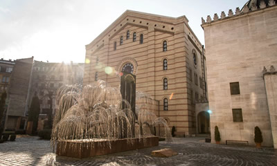 Vicino alla sinagoga è possibile visitare il Museo Ebraico di Budapest che presenta al suo interno delle cospicue collezioni concernenti la storia ebraica