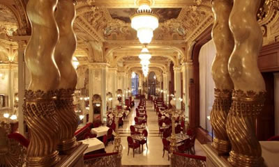 La lussuosissima sala del New York Café è uno dei bar più famosi di Budapest riaperto nel 2001 all'interno del Boscolo Hotel