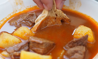 Il piatto più conosciuto è sicuramente il goulasch, una zuppa di carne e patate cucinata in differenti modi e condita con diverse salse