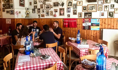 Kádár Étkezde è un ristorante molto rustico e semplice con piatti cucinati con grande maestria casalinga in un ambiente conservato al meglio
