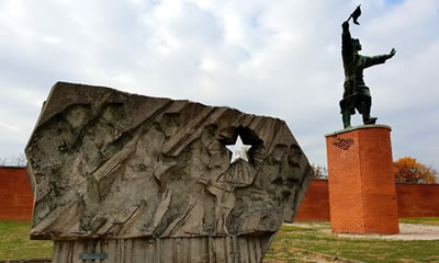 Dopo la caduta del Muro di Berlino il nuovo governo ungherese decise di recuperare le statue sovietiche e trasferirle in un posto dedicato