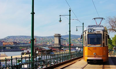 La linea 2 del tram è ideale per visitare la città stando comodamente seduti