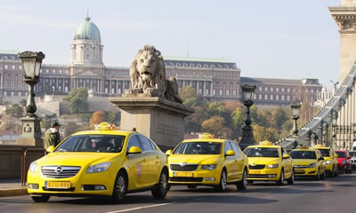 A Budapest viaggiano sia taxi ufficiali che altri guidati da autisti indipendenti