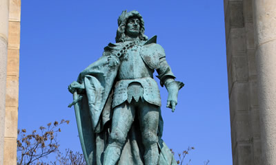 Le statue del colonnato principale sono dedicate ai personaggi della storia ungherese come Santo Stefano d’Ungheria o Re Mattia