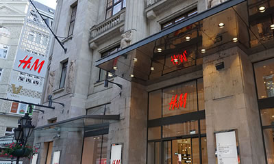 La parte nord della strada è piena di negozi di moda di catene internazionali come Zara, C&A e H&M