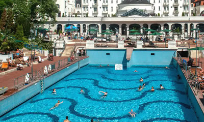 Oltre alle vasche interne è presente anche una grande piscina esterna a onde, perfetta per rilassarsi durante i mesi estivi
